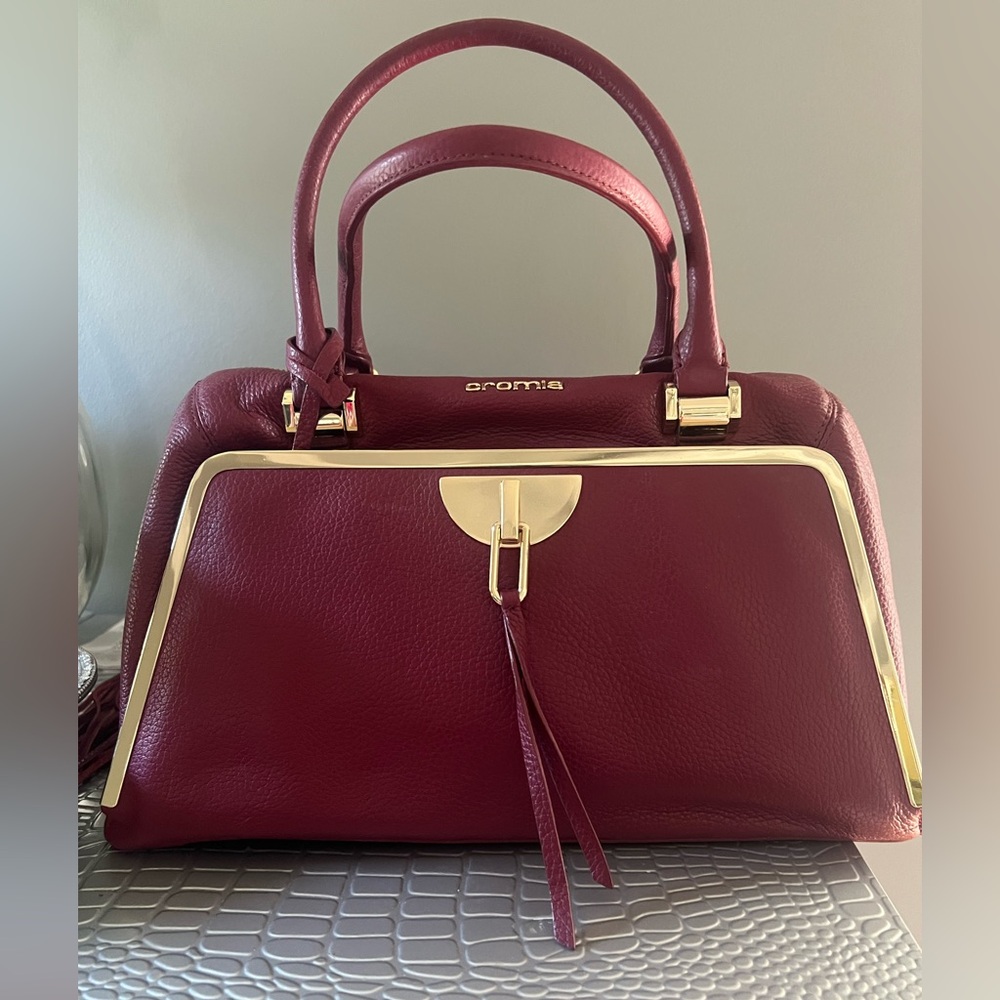 Cromia Leather Bag with Beautiful Gold Hardware